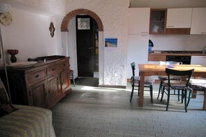 Apartment | Eigene Küche | Kühlschrank, Herdplatte, Kochgeschirr/Geschirr/Besteck