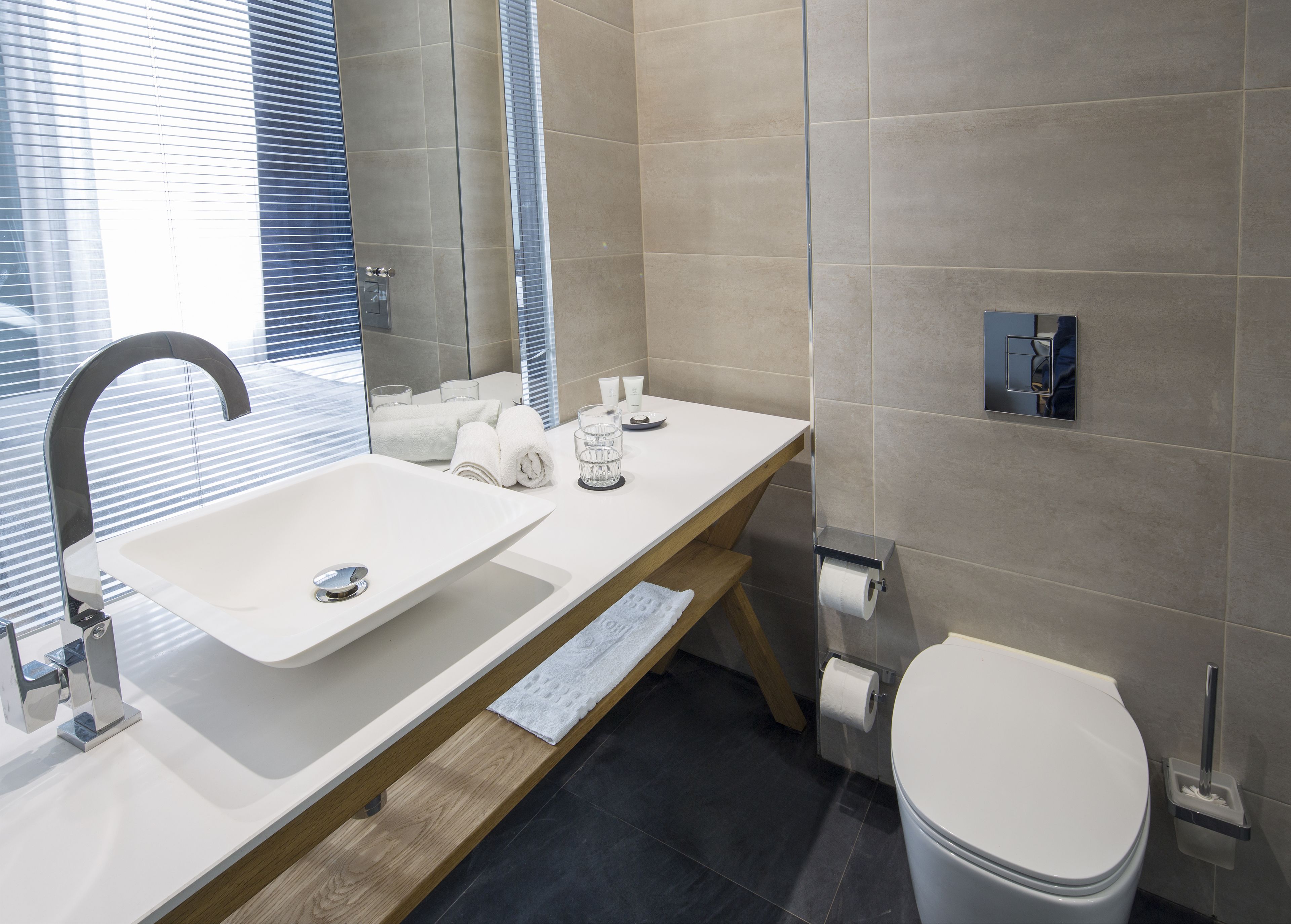 shower, rainfall showerhead, free toiletries, hair dryer