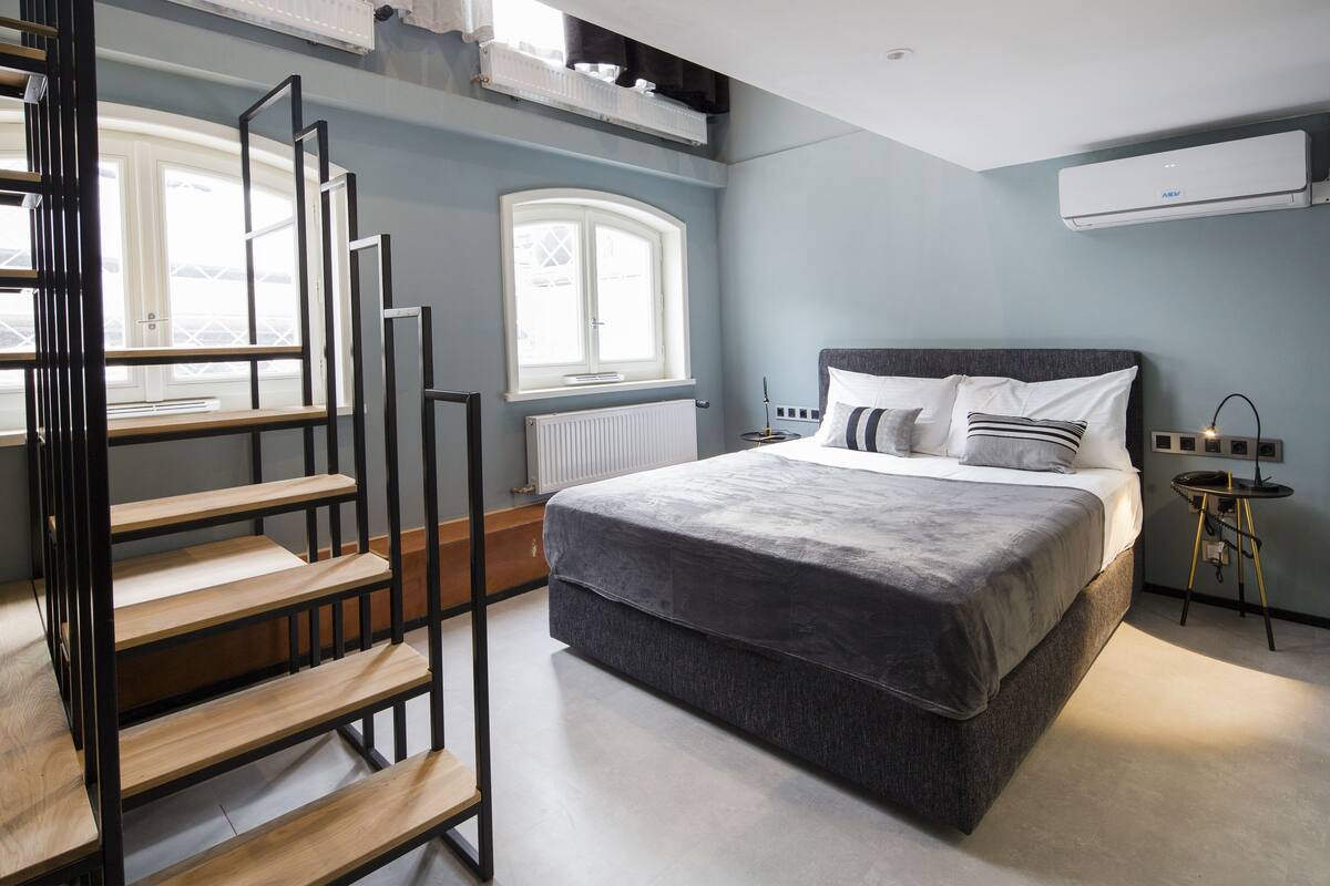 Duplex Room | 客房内保险箱、办公桌、遮光窗帘、免费 WiFi