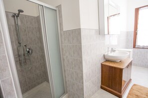 Appartement | Badkamer | Een douche, een bidet