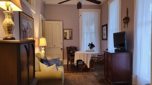 Deluxe Suite, 1 Queen Bed (Turret Suite) | Living area