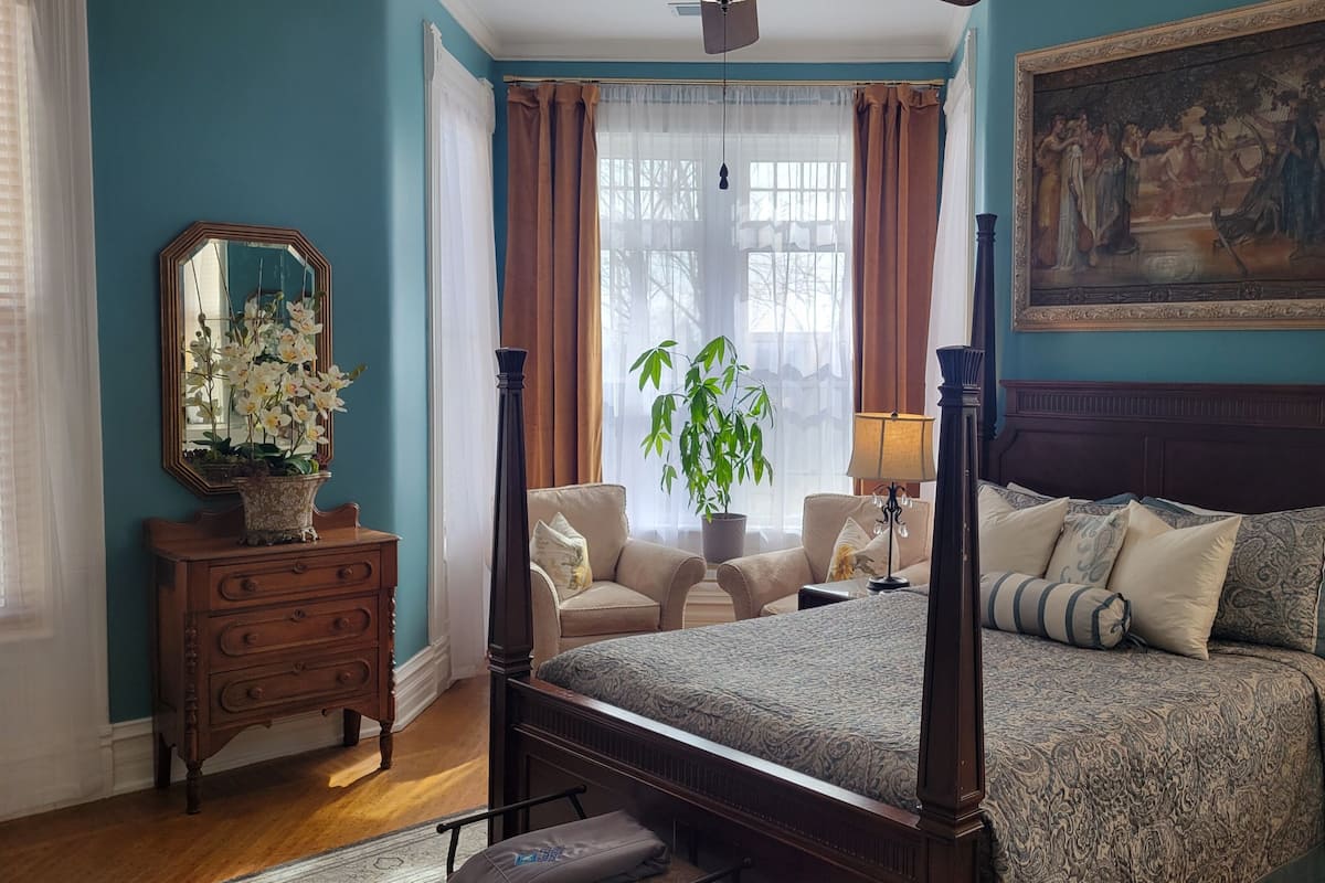 Deluxe Suite, 1 Queen Bed (Turret Suite)
