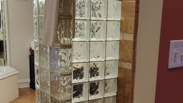 Zimmer, eigenes Bad (Copper Cottage Pet room) | Badezimmer | Kostenlose Toilettenartikel, Haartrockner, Bademäntel, Handtücher