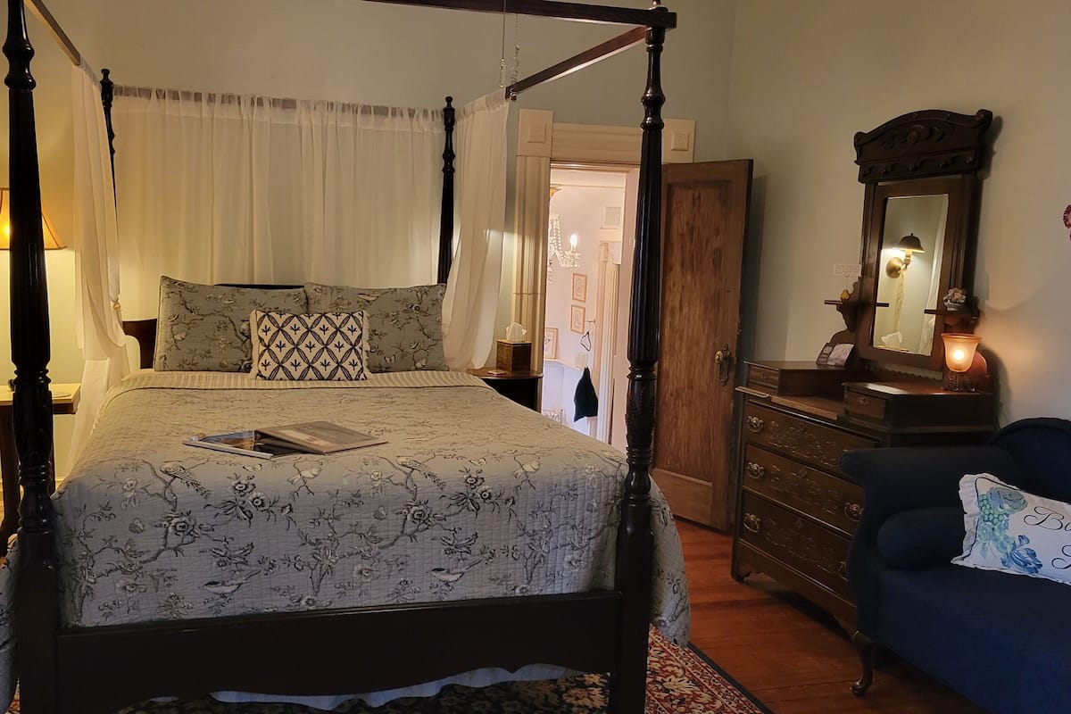 1 bedroom, individually decorated, individually furnished