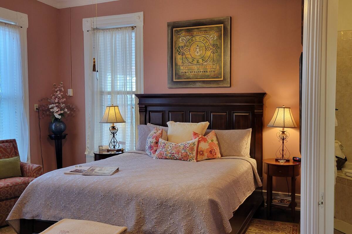 Comfort Single Room, 1 King Bed (East Chamber) | مكواة/لوح كي وواي فاي مجانًا وبديكورات فريدة لكل غرفة