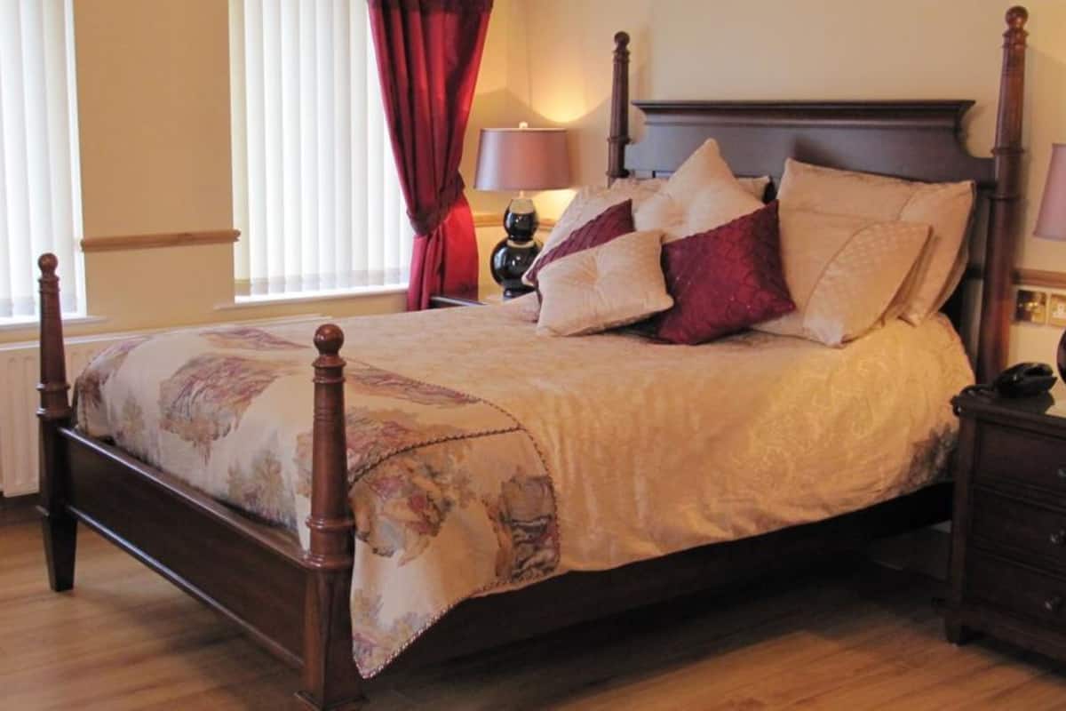 Premium bedding, iron/ironing board, free WiFi, bed sheets