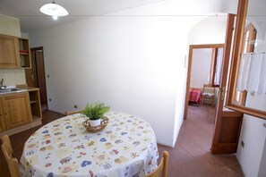 Apartment | Private kitchen | Fridge, stovetop, cookware/dishes/utensils - Appartamento Il Marino II (Marciana)