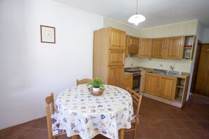 Apartment | Private kitchen | Fridge, stovetop, cookware/dishes/utensils - Appartamento Il Marino II (Marciana)