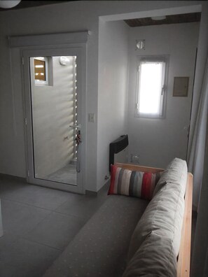 Căn hộ | Khu phòng khách | TV màn hình phẳng 32-inch có truyền hình cáp, TV 