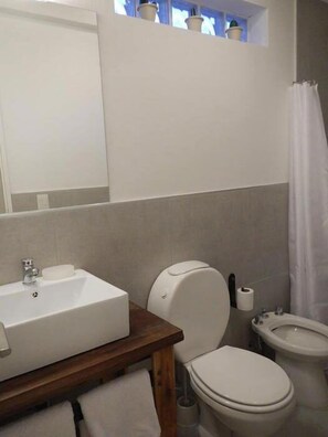 Departamento | Baño | Regadera, amenidades de baño gratuitas, secadora de cabello, bidet 