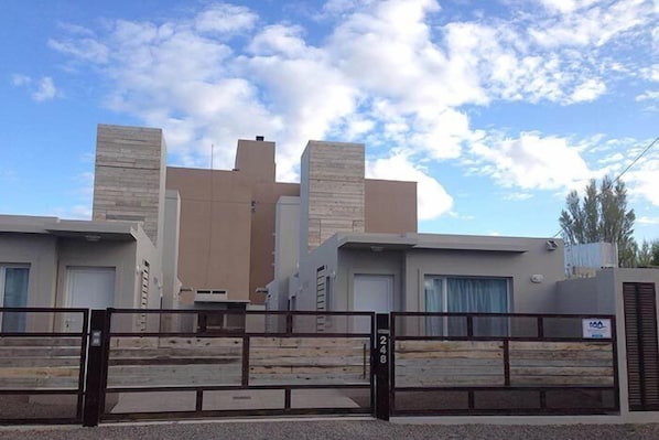 Vista frontal de la propiedad