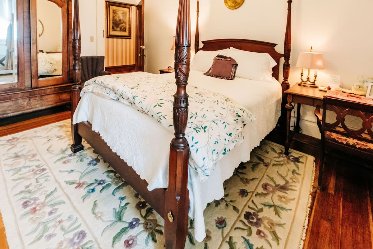 Kamer, privébadkamer (Lavender Room #10) | Lakens van Egyptisch katoen, donzen dekbedden, een bureau