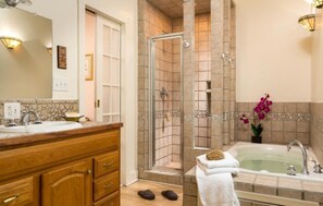 Zimmer, eigenes Bad (Carriage House North # 18) | Badezimmer | Kostenlose Toilettenartikel, Haartrockner, Bademäntel, Handtücher