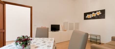 Apartment, 1 Schlafzimmer | Wohnbereich | Flachbildfernseher