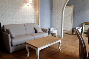 Luxury Apartment, 2 Bedrooms, Kitchen | 1 bedroom, premium bedding, individually decorated - Appart'Hotel Hotel Saint Georges (Troyes)