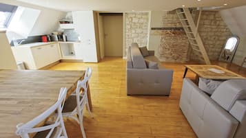 Suite Deluxe, 3 chambres | Salle de séjour | Télévision à écran plat