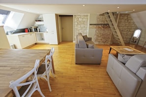 Suíte luxo, 3 quartos | Sala de estar | TV de tela plana