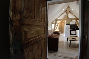 Deluxe suite, 2 slaapkamers (Suite Jeanne De Navarre) | Woonruimte | Flatscreentelevisie