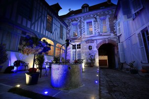 Fachada de la propiedad por la tarde o noche