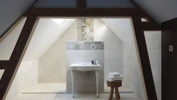 Deluxe-Suite, 2Â Schlafzimmer (Suite Jeanne De Navarre) | Badezimmer | Dusche, kostenlose Toilettenartikel, Haartrockner, HandtĂŒcher