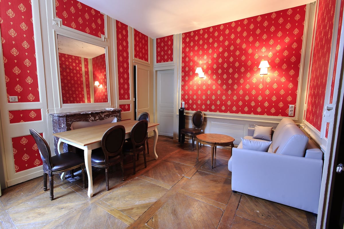 Deluxe suite (Hugues 1er de Champagne) | Woonruimte | Een flatscreentelevisie