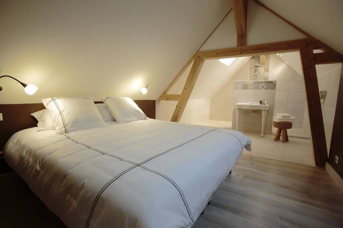 Deluxe suite, 2 slaapkamers (Suite Jeanne De Navarre) | 1 slaapkamer, luxe beddengoed, verduisterende gordijnen