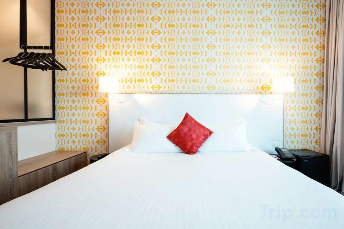 Premium bedding, in-room safe, desk, blackout drapes