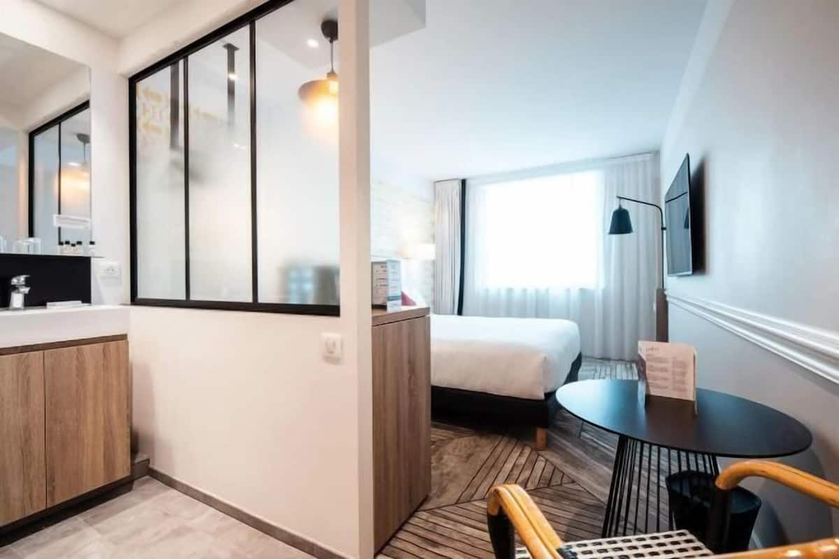 Literie de qualité supérieure, coffres-forts dans les chambres, bureau