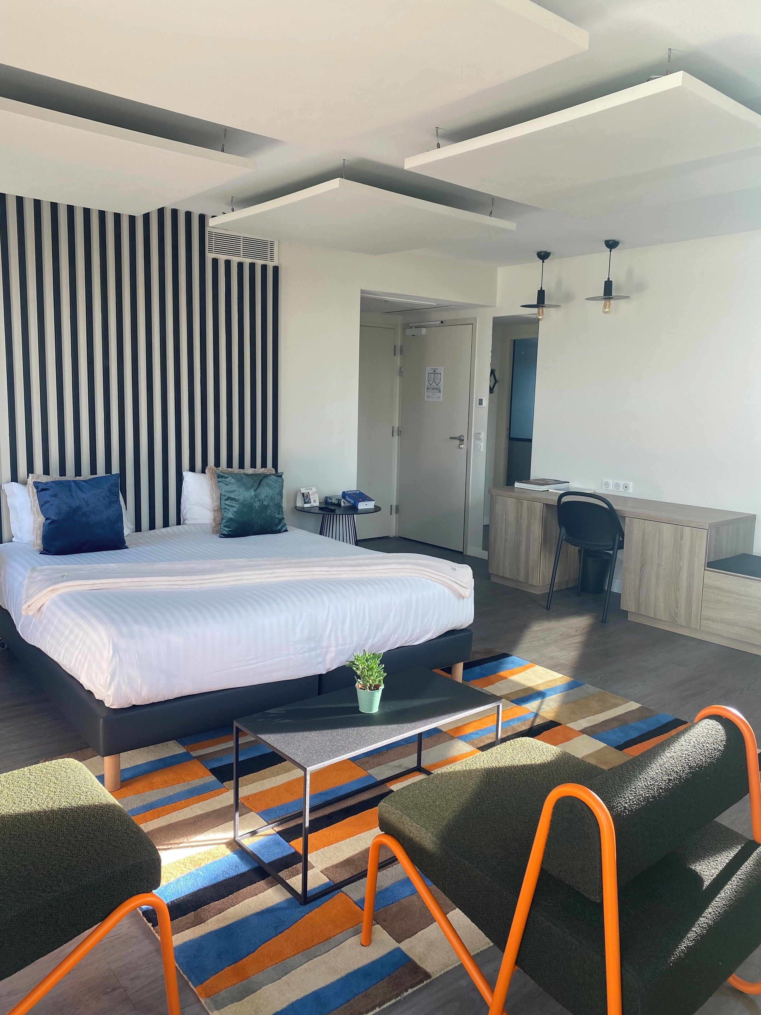 Classic-studio | Ylelliset vuodevaatteet, tallelokero huoneessa