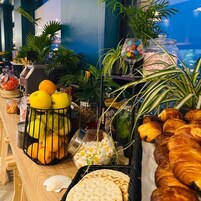 Un bufé con frutas, pasteles y una variedad de alimentos.