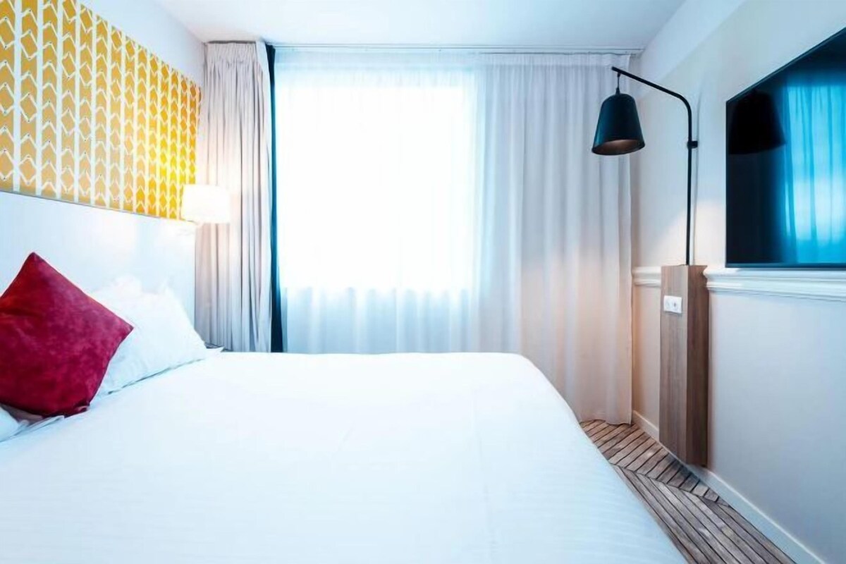Premium bedding, in-room safe, desk, blackout drapes