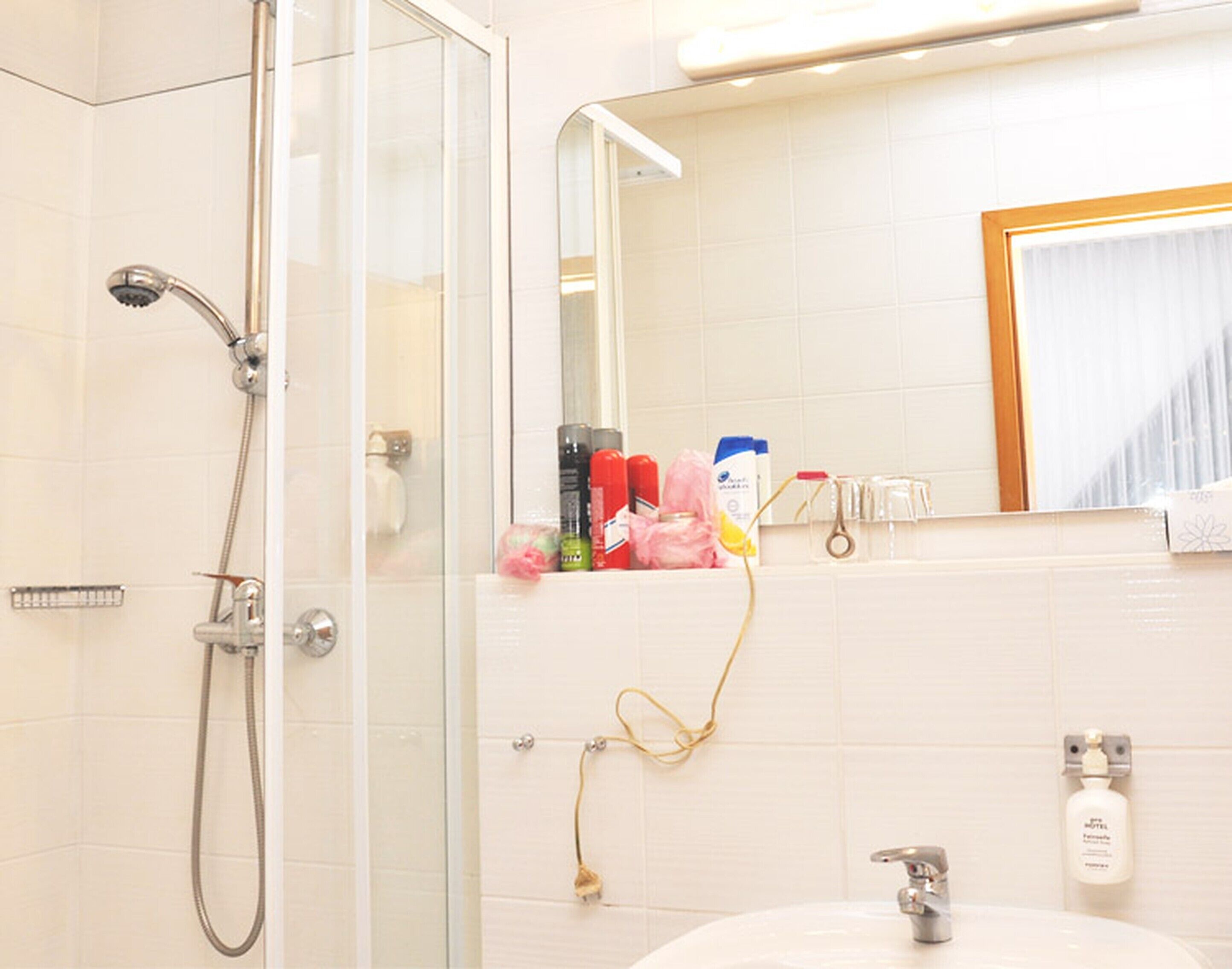 single room | room amenity