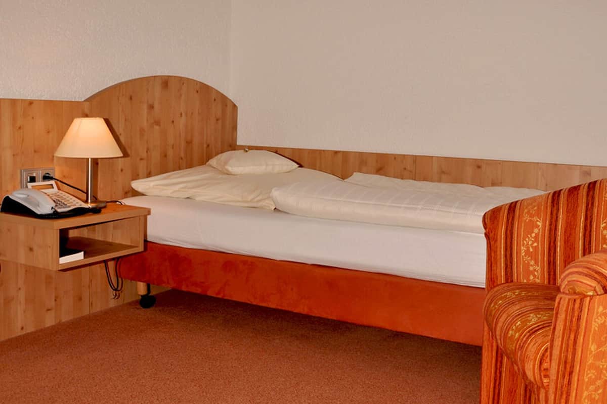 single room | in-room safe, desk, free cots/infant beds, rollaway beds