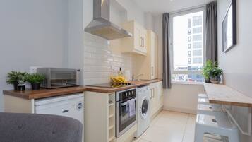 Deluxe Apartment, Private Bathroom (Two Bedroom) | Shared kitchen