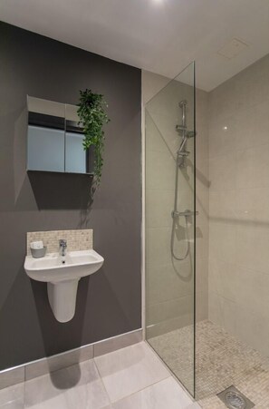 Deluxe Apartment, Private Bathroom (Two Bedroom) | Bathroom