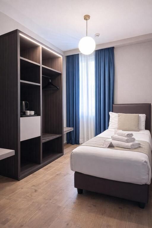 Einzelzimmer | Minibar, Zimmersafe, Schreibtisch, laptopgeeigneter Arbeitsplatz