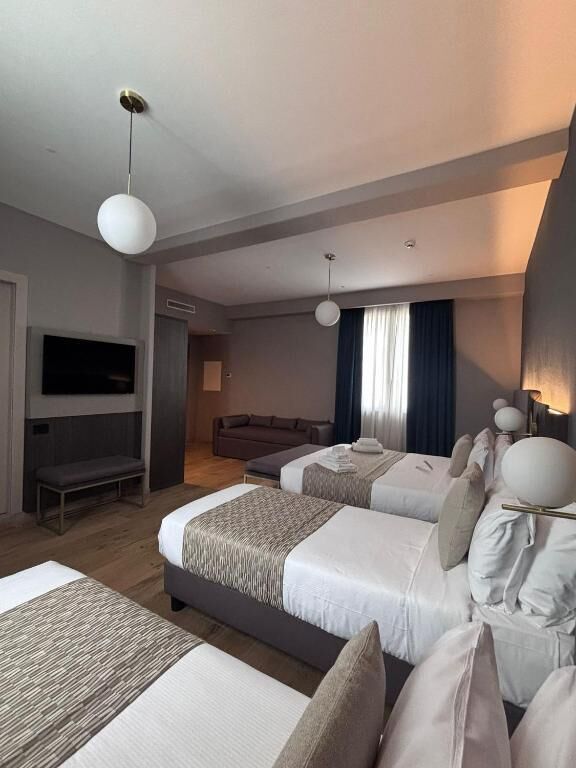 Premium-Vierbettzimmer | Minibar, Zimmersafe, Schreibtisch, laptopgeeigneter Arbeitsplatz