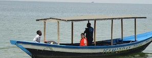 Un bote con toldo, con la leyenda "ICAHLBOAT TOURS", en un cuerpo de agua.