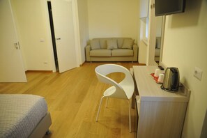 Tremannsrom – standard, sjøutsikt | Minibar, safe på rommet, skrivebord og wi-fi (inkludert)