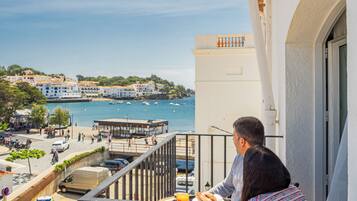 Superior tweepersoonskamer, balkon | Een kluis op de kamer, een bureau, geluiddichte muren, gratis wifi