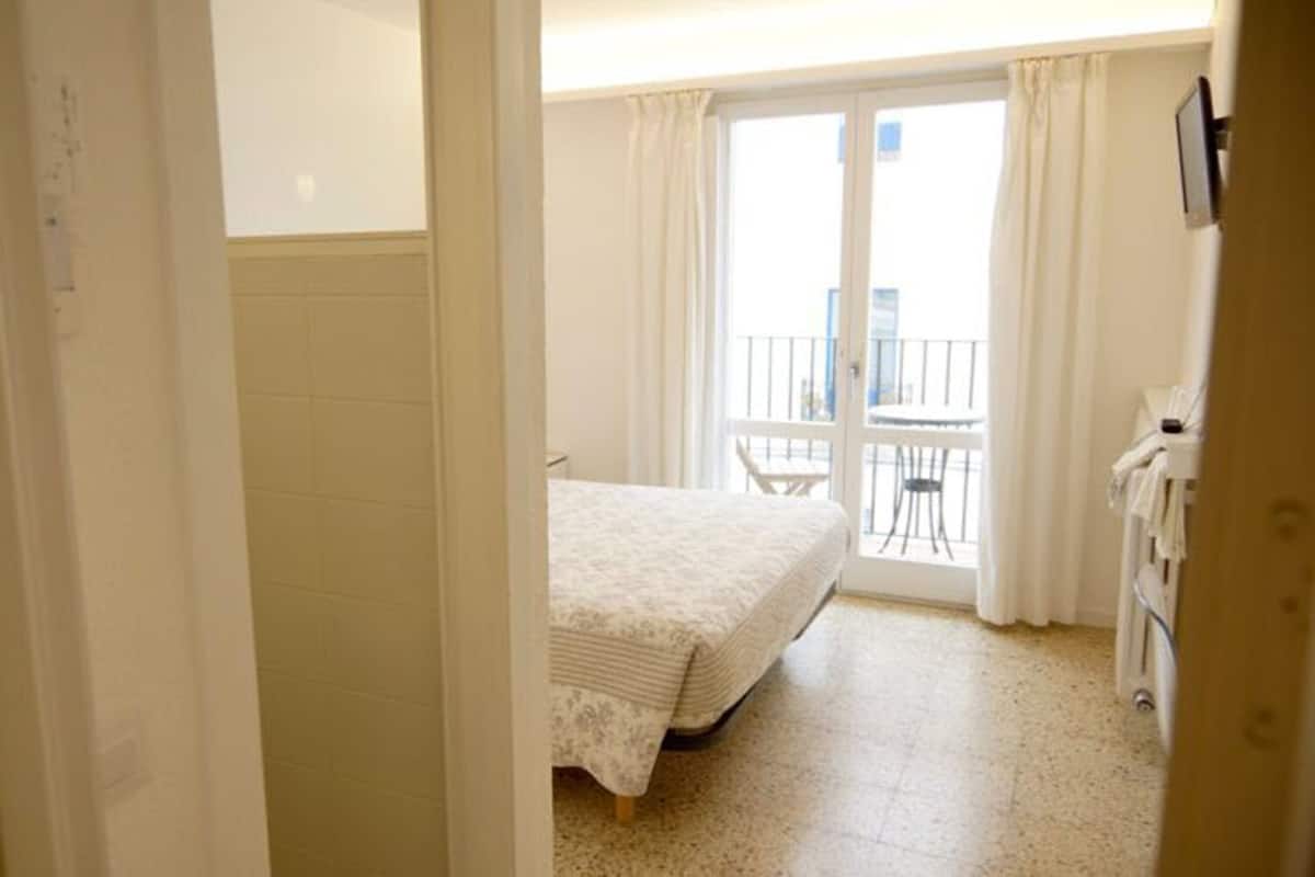Doppelzimmer, Balkon | 1 Schlafzimmer, Zimmersafe, Schreibtisch, schallisolierte Zimmer