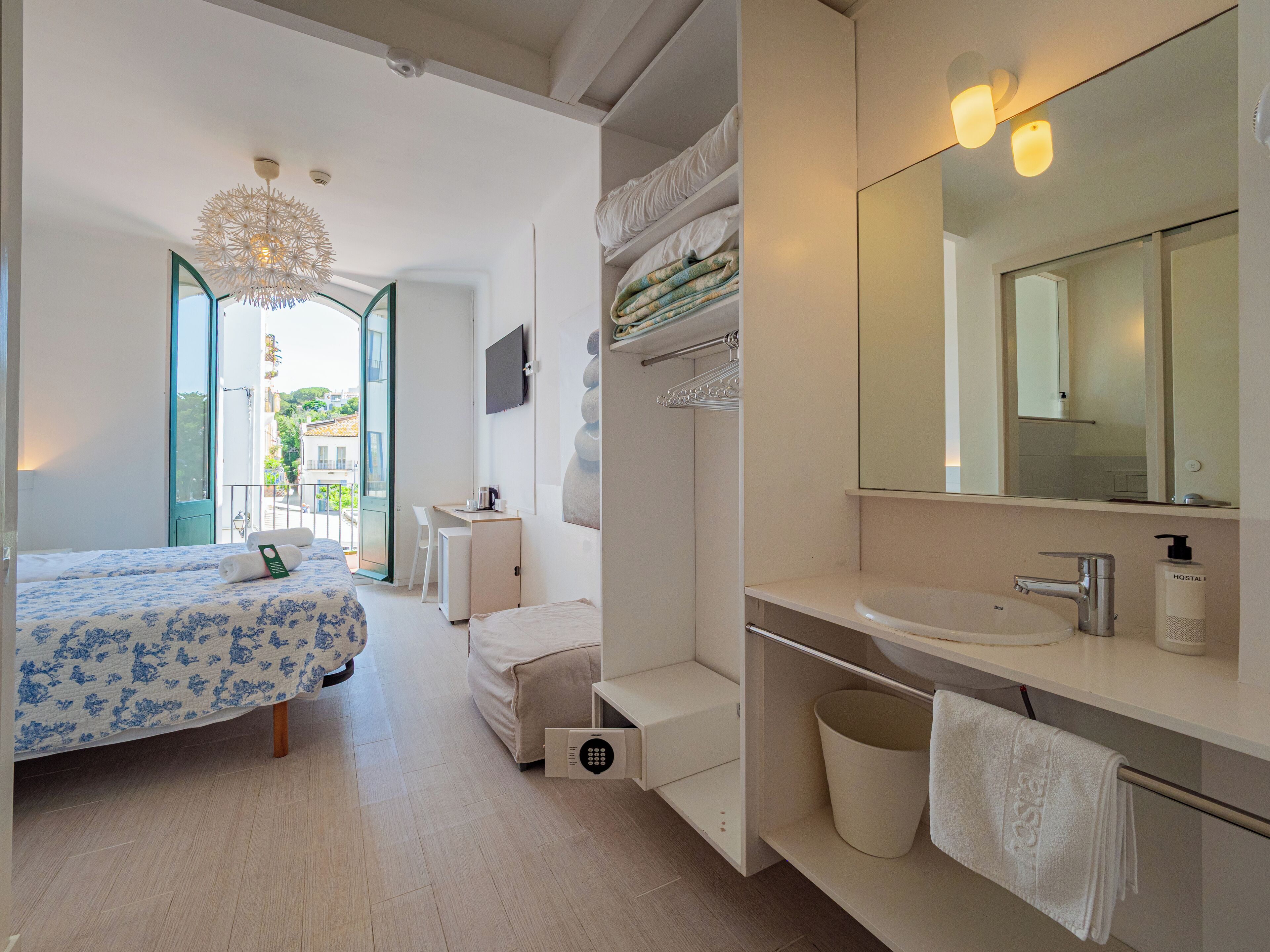 Chambre Double Supérieure, terrasse, vue partielle sur l'océan | Coffres-forts dans les chambres, bureau, chambres insonorisées