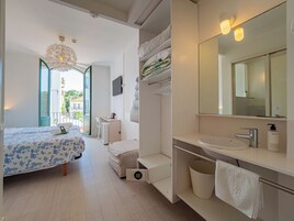 Habitación doble superior, terraza, vistas parciales al mar | Caja fuerte, escritorio, sistema de insonorización y wifi gratis