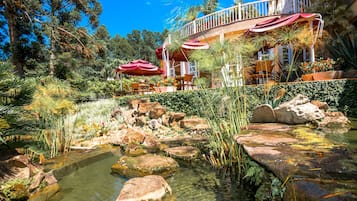 Bar junto a la piscina