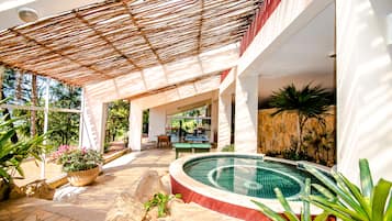 Salas de tratamiento para parejas, un sauna, una bañera de hidromasaje