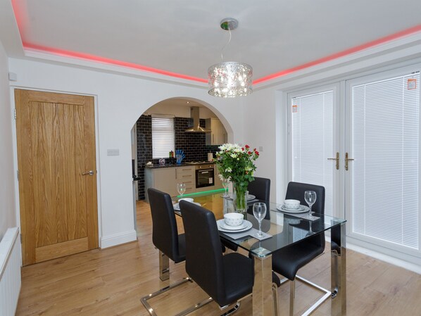 Apartment, Private Bathroom (Occupancy 8) | Restaurant