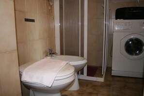 Apartment, 1 Bedroom | Bathroom | Shower, free toiletries, hair dryer, bidet - Macci Art (Florence)