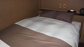 Double Room, Shared Bathroom (No windows) | In-room safe, free WiFi