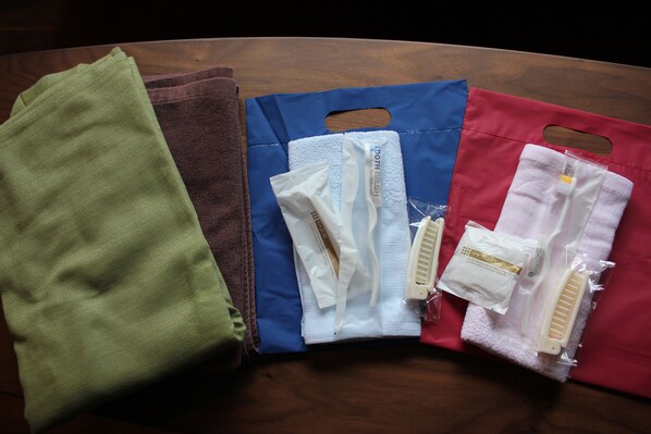 A set of towels and toiletries on a wooden table. - Fuji Ginkei (Fujikawaguchiko)