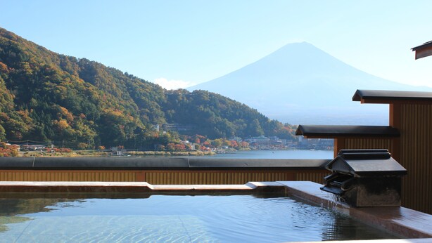A hot spring bath with a view of a mountain and a lake. - Fuji Ginkei (Fujikawaguchiko)